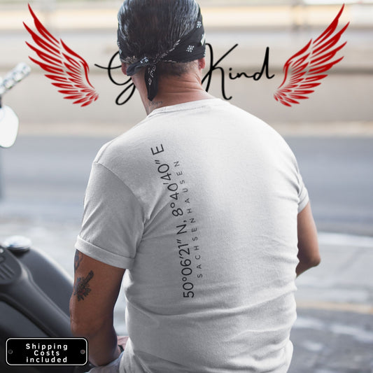 Local Pride T-Shirt mit Backprint – Koordinaten Frankfurt Sachsenhausen