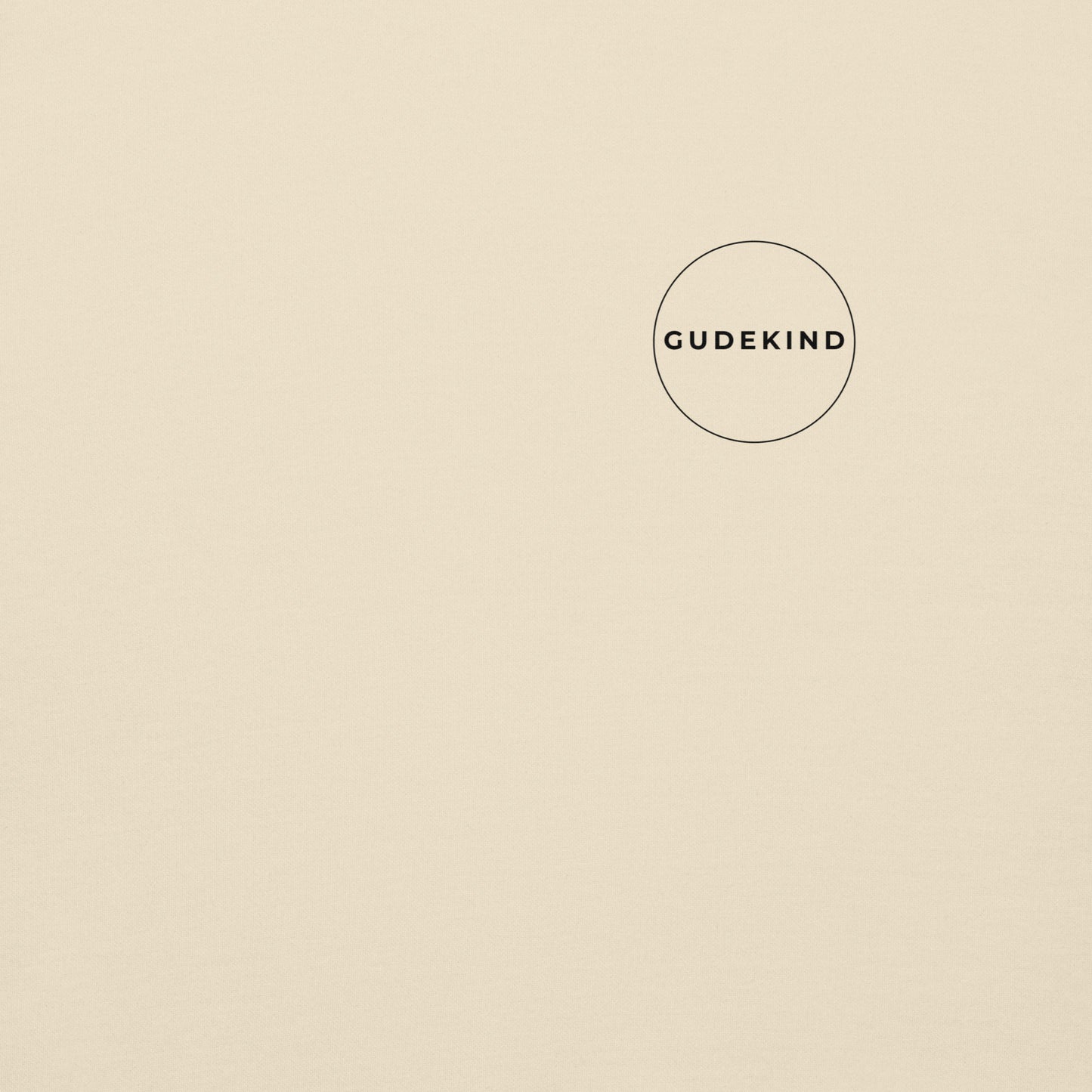 Detailansicht Rückenprint Ginnheimer Spargel Hoodie – exakte Koordinaten und Stadtteil in klarer Typografie