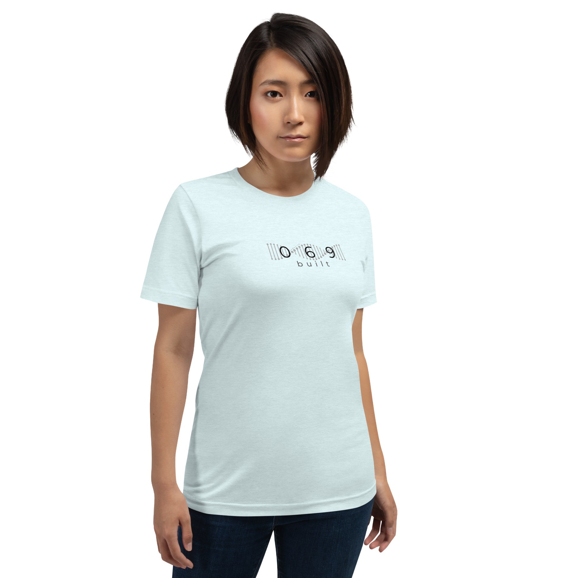 Minimalistisches T-Shirt mit DNA-Strang, darüber "069", darunter "built" – Local Pride Frankfurt Design in sportlicher Optik