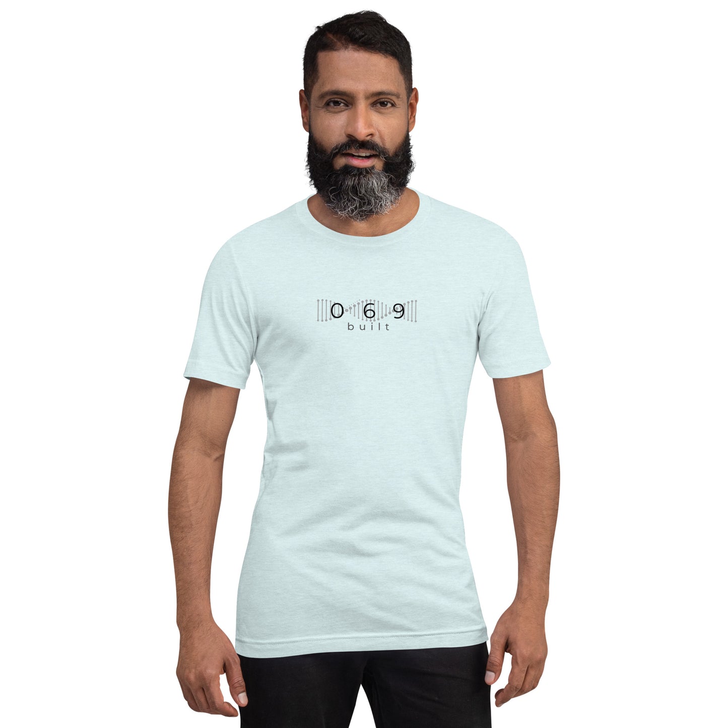 Minimalistisches T-Shirt mit DNA-Strang, darüber "069", darunter "built" – Local Pride Frankfurt Design in sportlicher Optik
