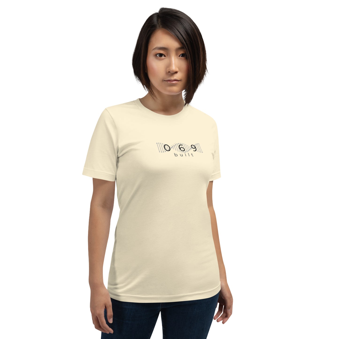 Minimalistisches T-Shirt mit DNA-Strang, darüber "069", darunter "built" – Local Pride Frankfurt Design in sportlicher Optik