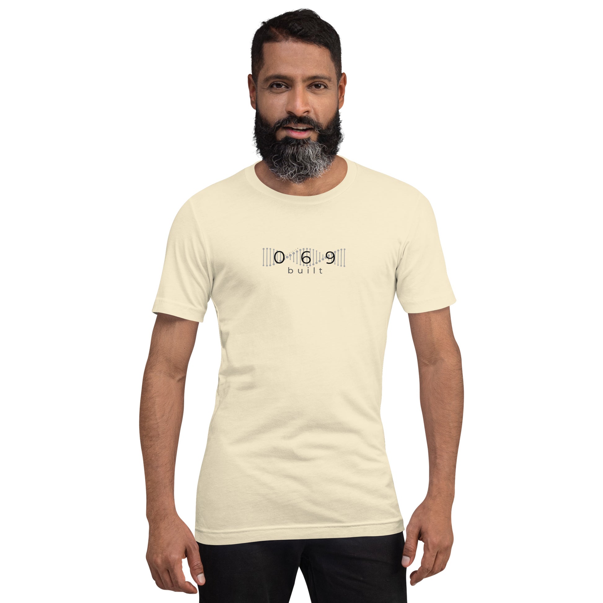 Minimalistisches T-Shirt mit DNA-Strang, darüber "069", darunter "built" – Local Pride Frankfurt Design in sportlicher Optik