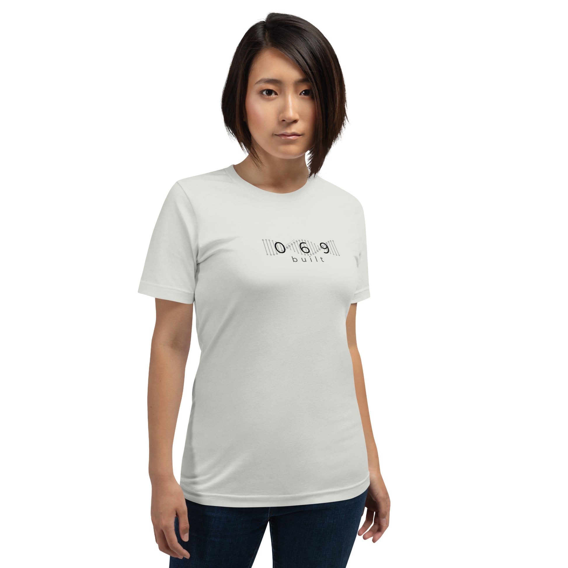 Minimalistisches T-Shirt mit DNA-Strang, darüber "069", darunter "built" – Local Pride Frankfurt Design in sportlicher Optik