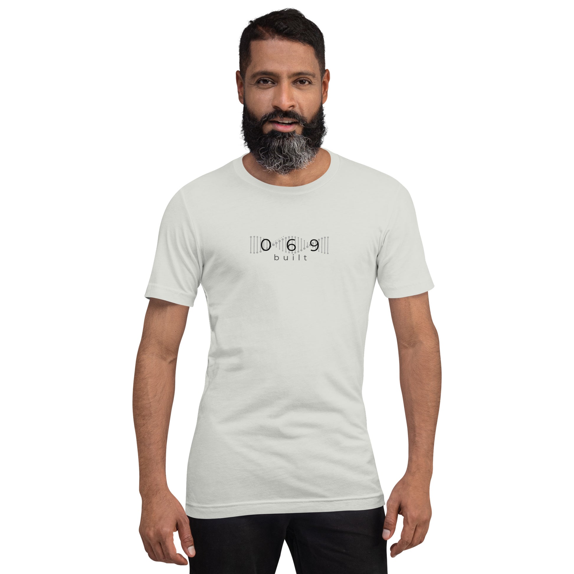 Minimalistisches T-Shirt mit DNA-Strang, darüber "069", darunter "built" – Local Pride Frankfurt Design in sportlicher Optik