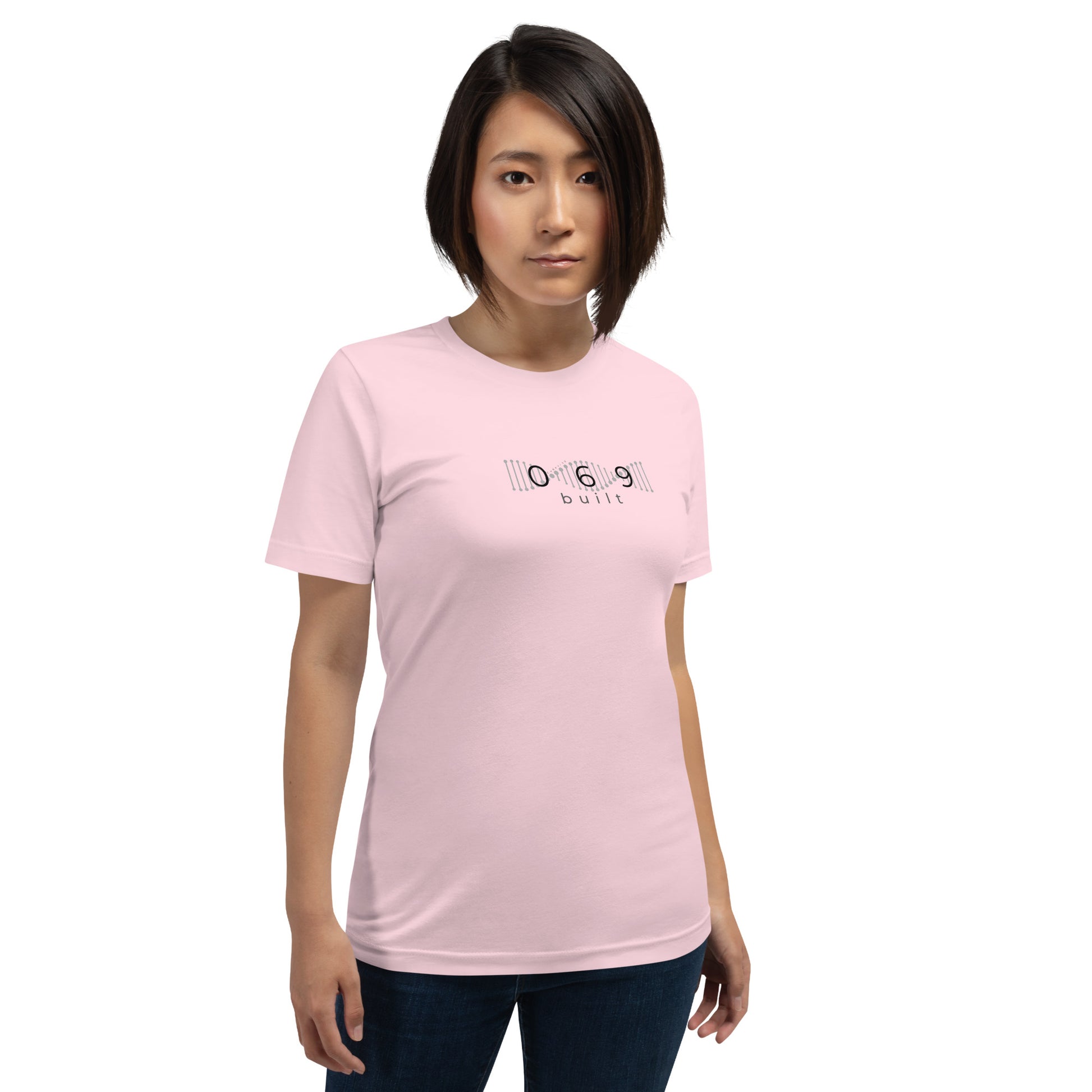 Minimalistisches T-Shirt mit DNA-Strang, darüber "069", darunter "built" – Local Pride Frankfurt Design in sportlicher Optik