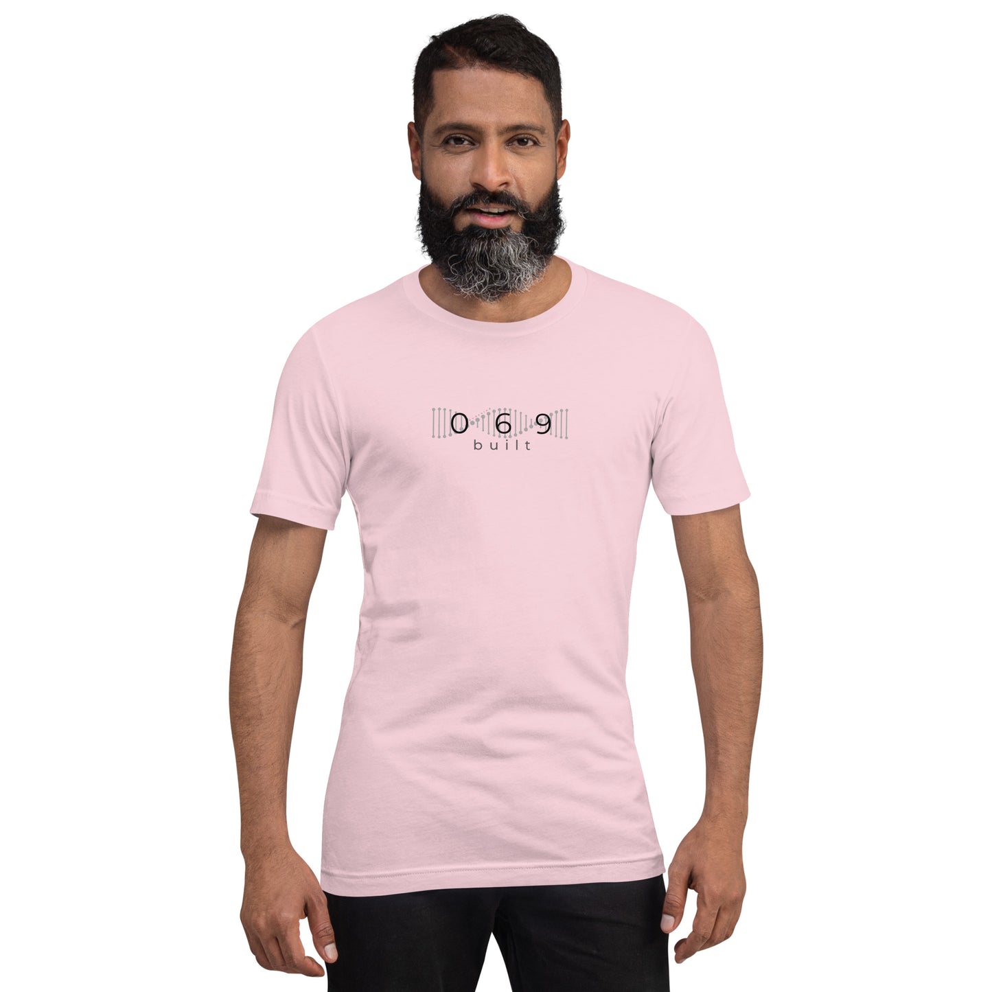 Minimalistisches T-Shirt mit DNA-Strang, darüber "069", darunter "built" – Local Pride Frankfurt Design in sportlicher Optik