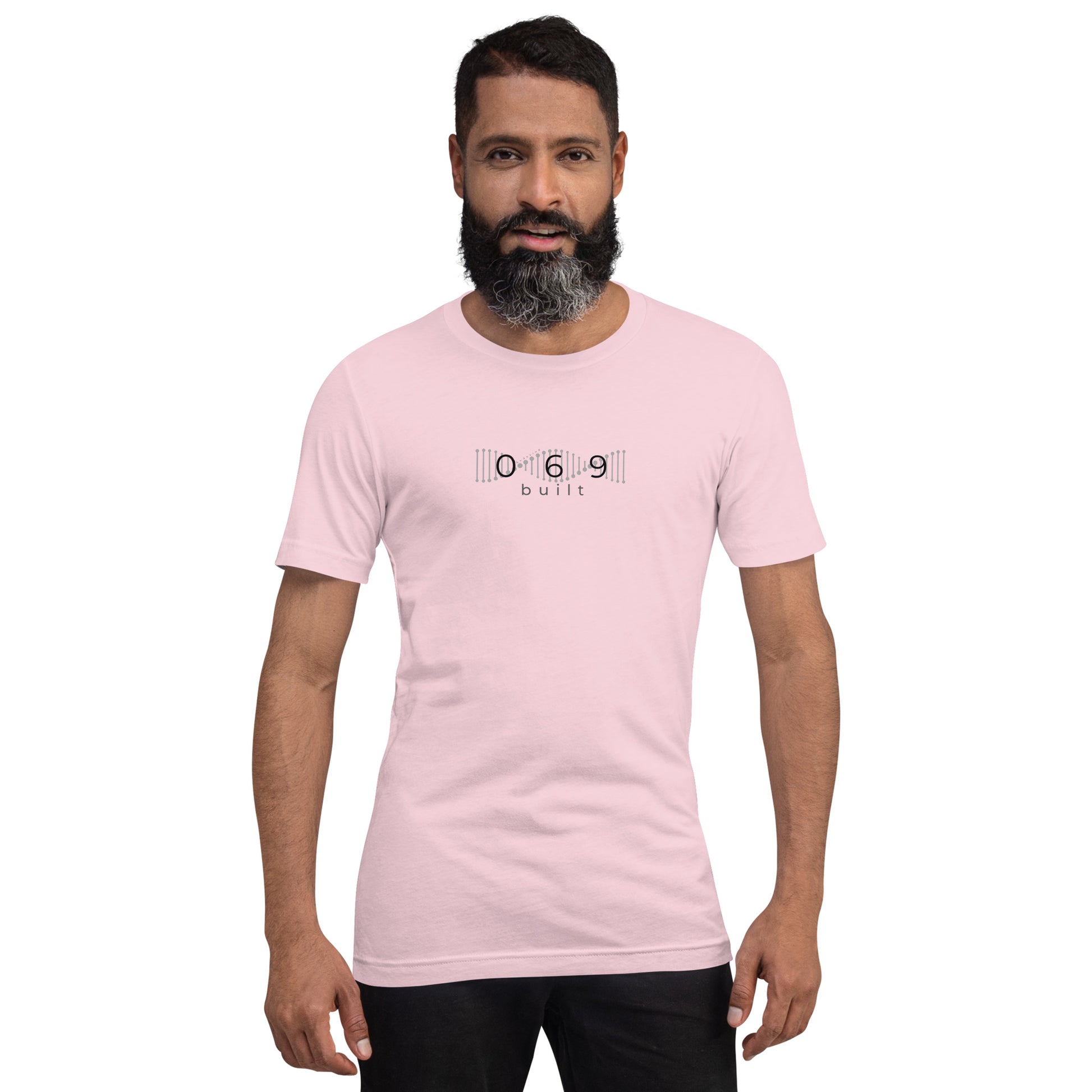 Minimalistisches T-Shirt mit DNA-Strang, darüber "069", darunter "built" – Local Pride Frankfurt Design in sportlicher Optik