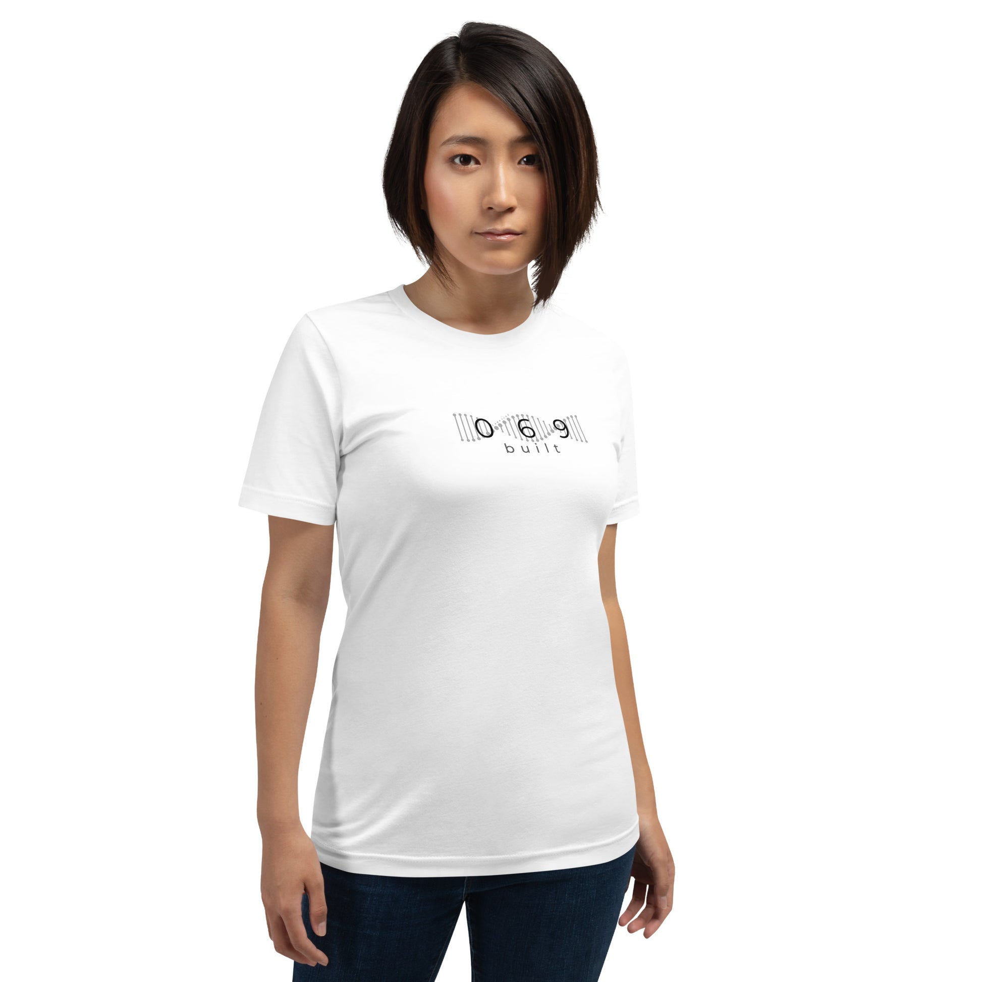 Minimalistisches T-Shirt mit DNA-Strang, darüber "069", darunter "built" – Local Pride Frankfurt Design in sportlicher Optik