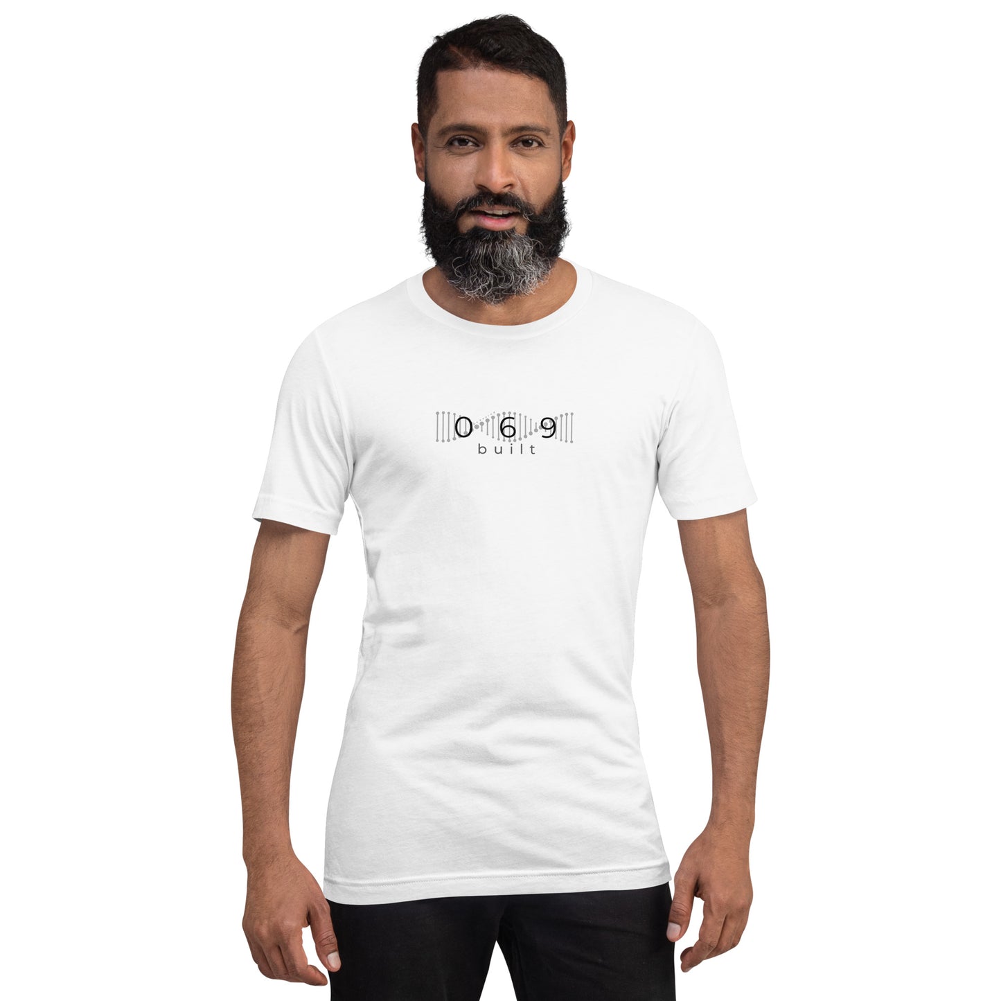Minimalistisches T-Shirt mit DNA-Strang, darüber "069", darunter "built" – Local Pride Frankfurt Design in sportlicher Optik