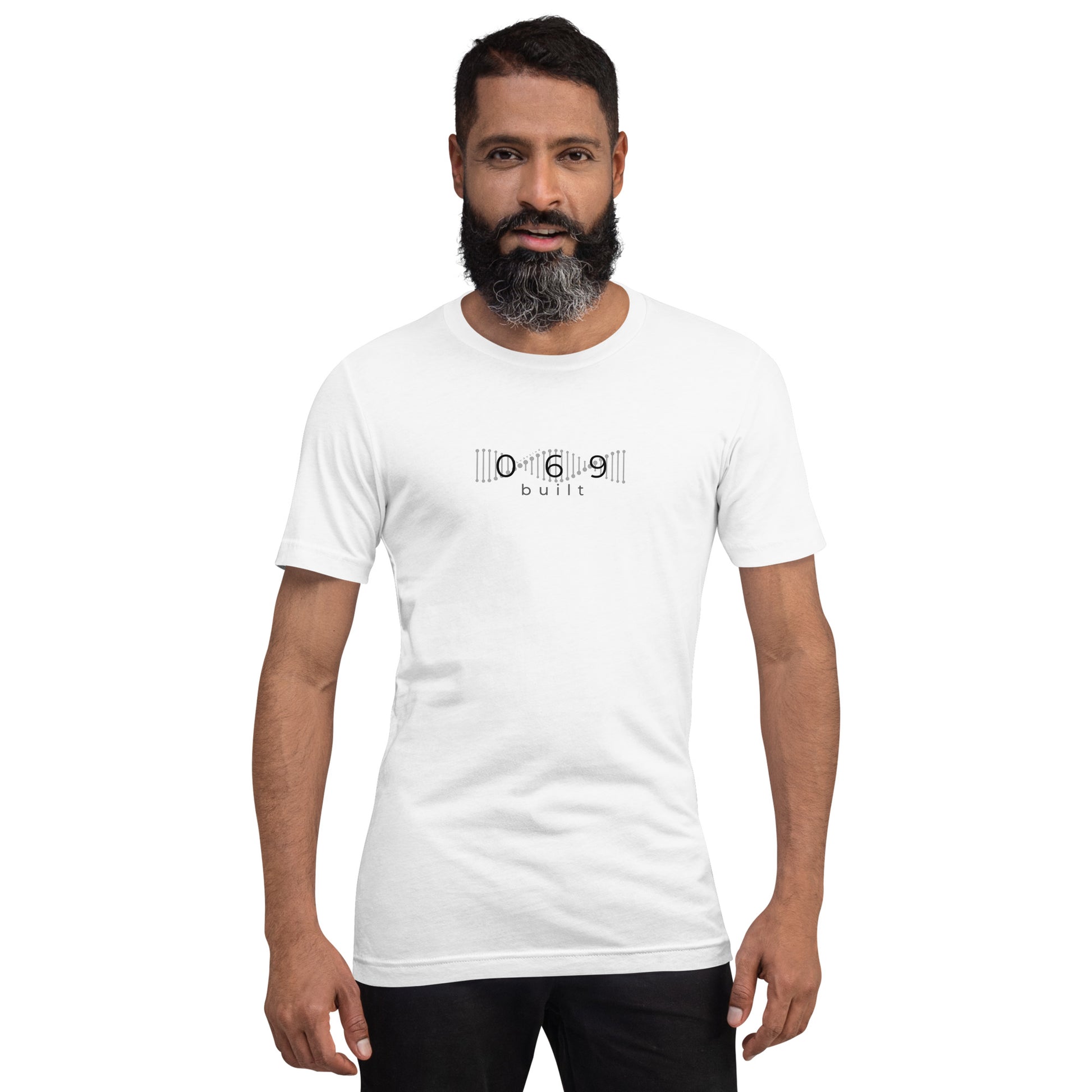 Minimalistisches T-Shirt mit DNA-Strang, darüber "069", darunter "built" – Local Pride Frankfurt Design in sportlicher Optik