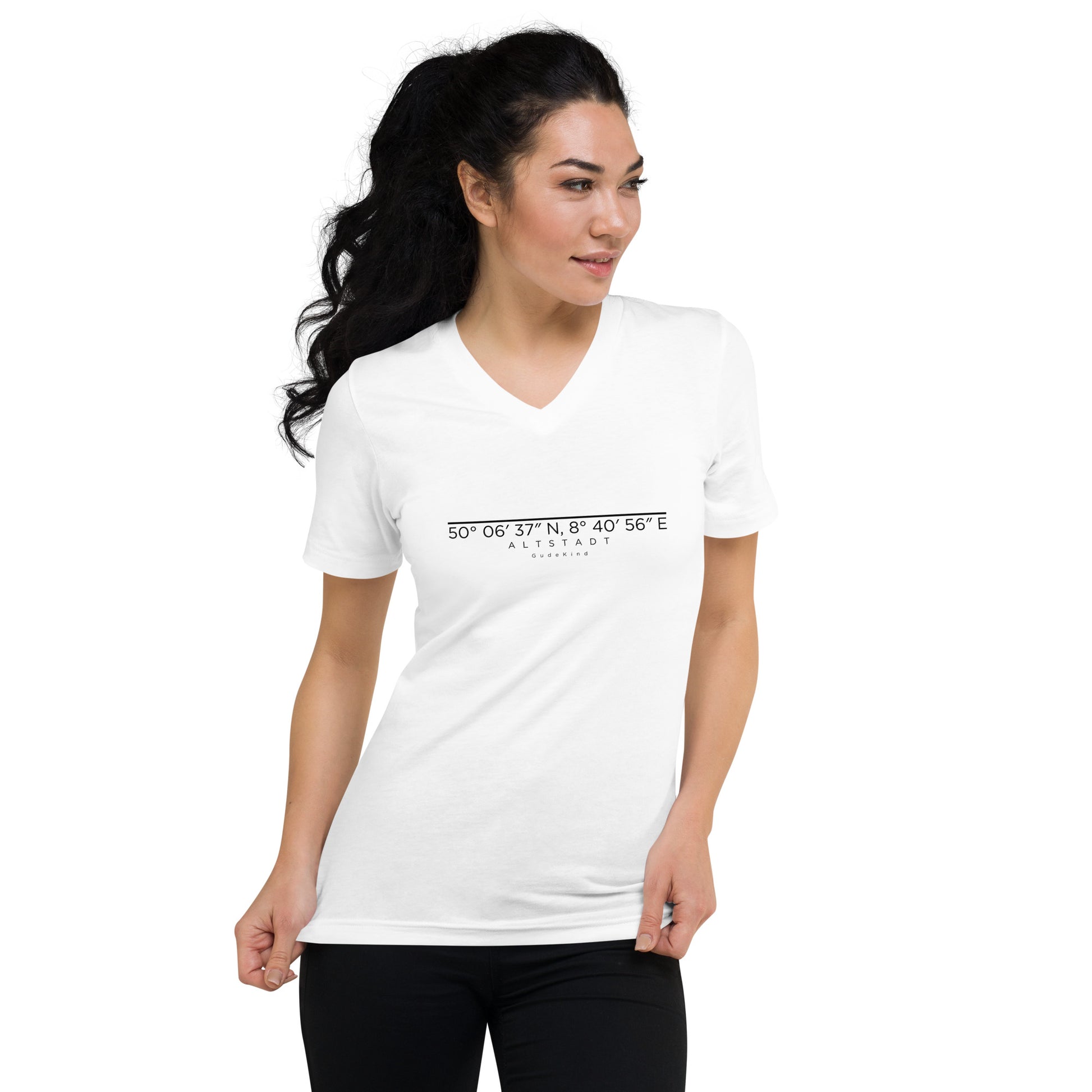 Frankfurt Altstadt V-Neck Shirt mit minimalistischem Frontprint – Gudekind Local Pride