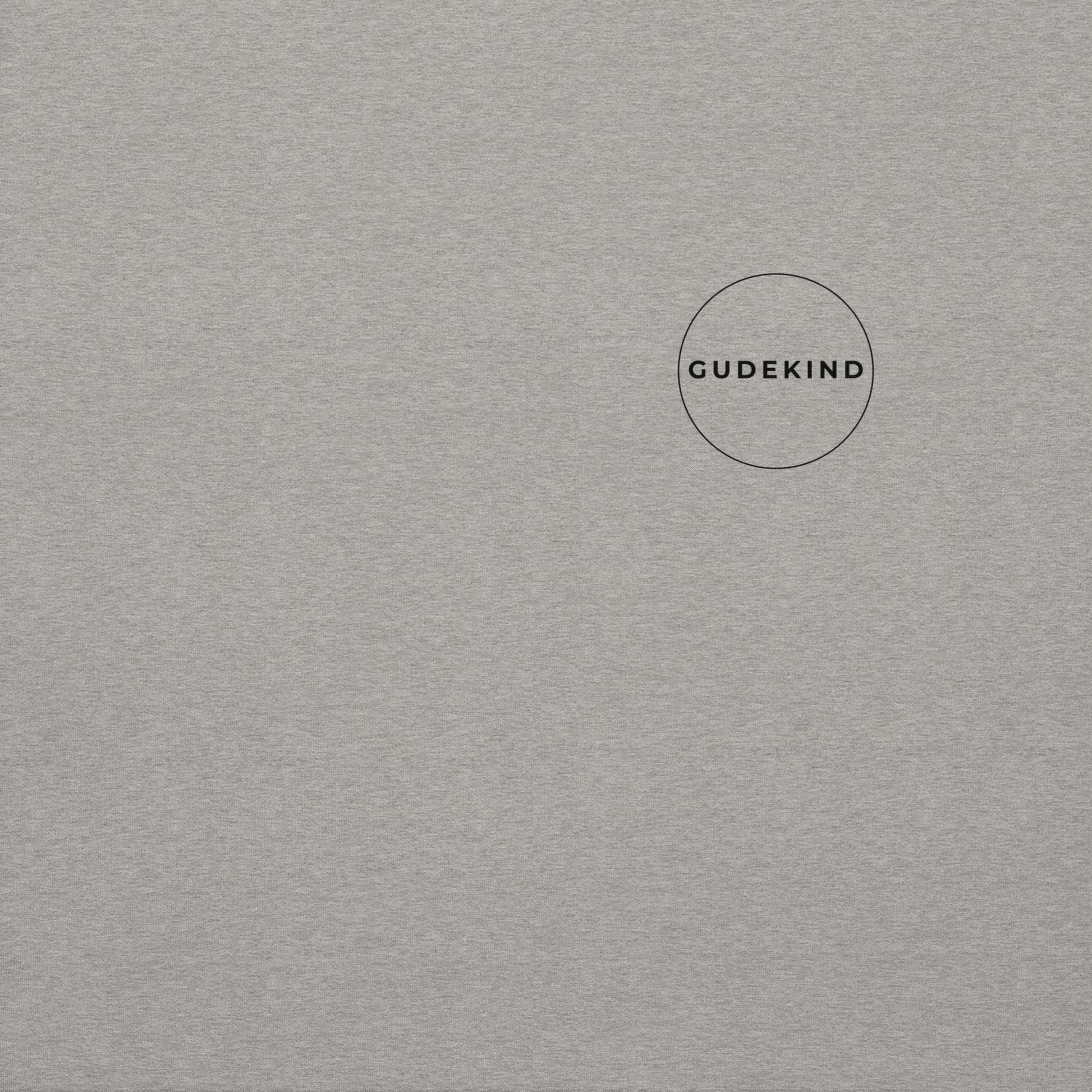 Gudekind Mainhattan Hoodie mit Markenlogo Front und Koordinaten Backprint, minimalistisches Frankfurt Stadtteil Design