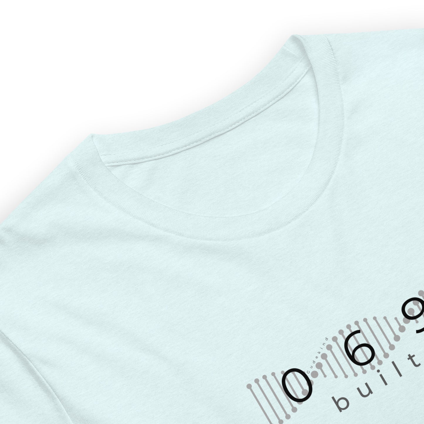Minimalistisches T-Shirt mit DNA-Strang, darüber "069", darunter "built" – Local Pride Frankfurt Design in sportlicher Optik