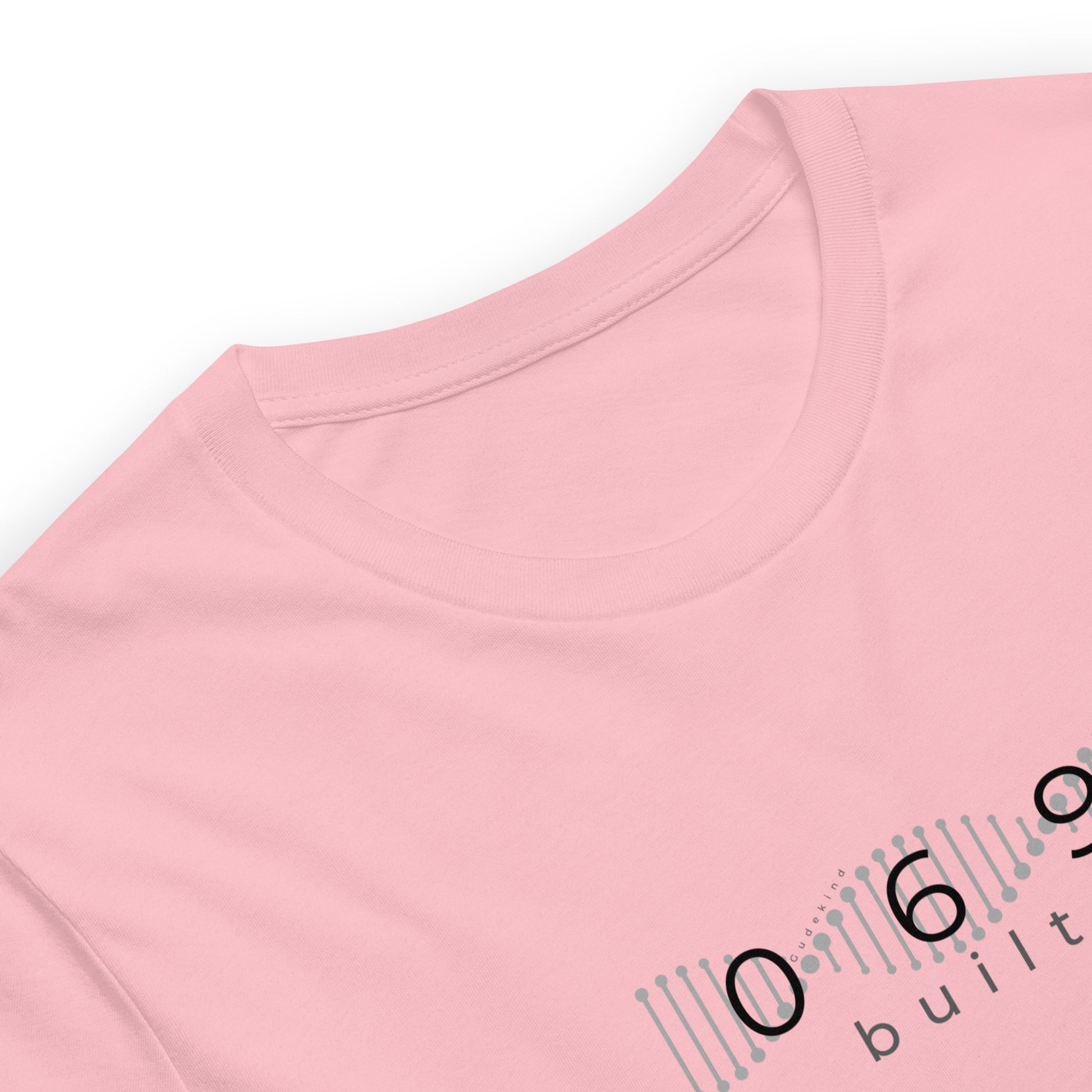 Minimalistisches T-Shirt mit DNA-Strang, darüber "069", darunter "built" – Local Pride Frankfurt Design in sportlicher Optik