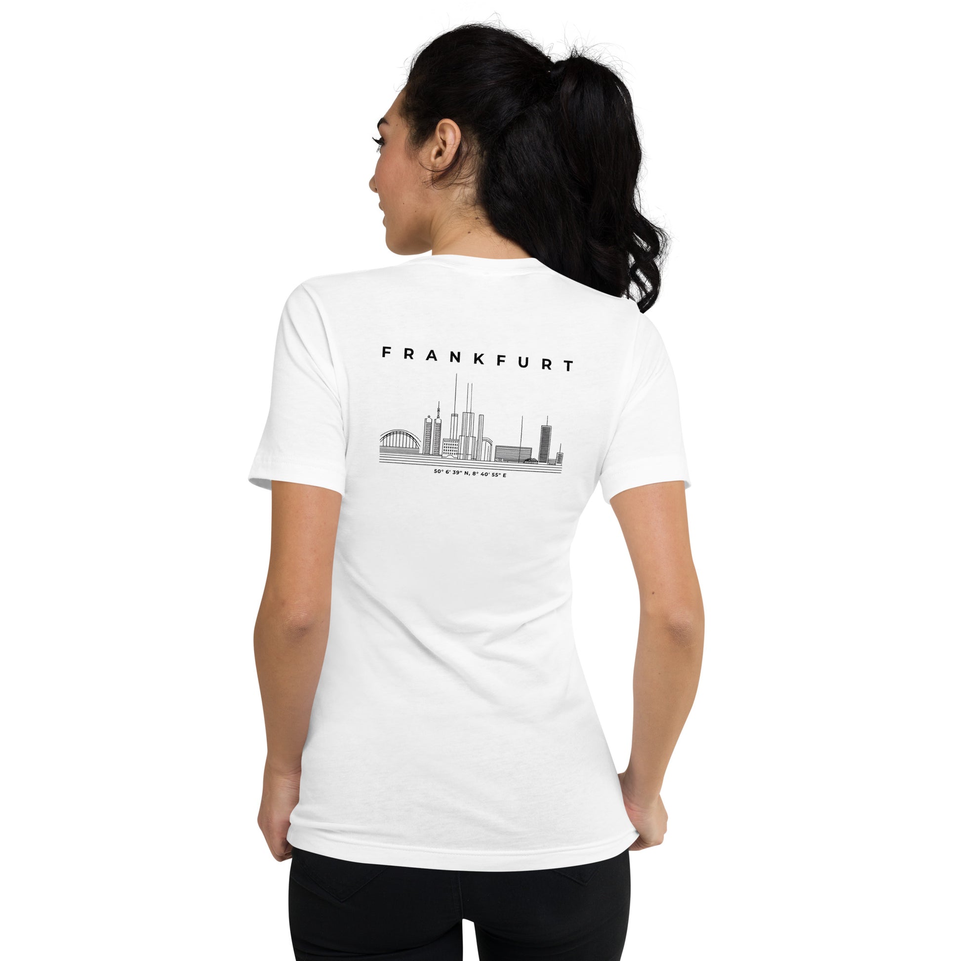 Frankfurt Mainhattan V-Neck Shirt mit minimalistischem Frontprint – Gudekind Local Pride